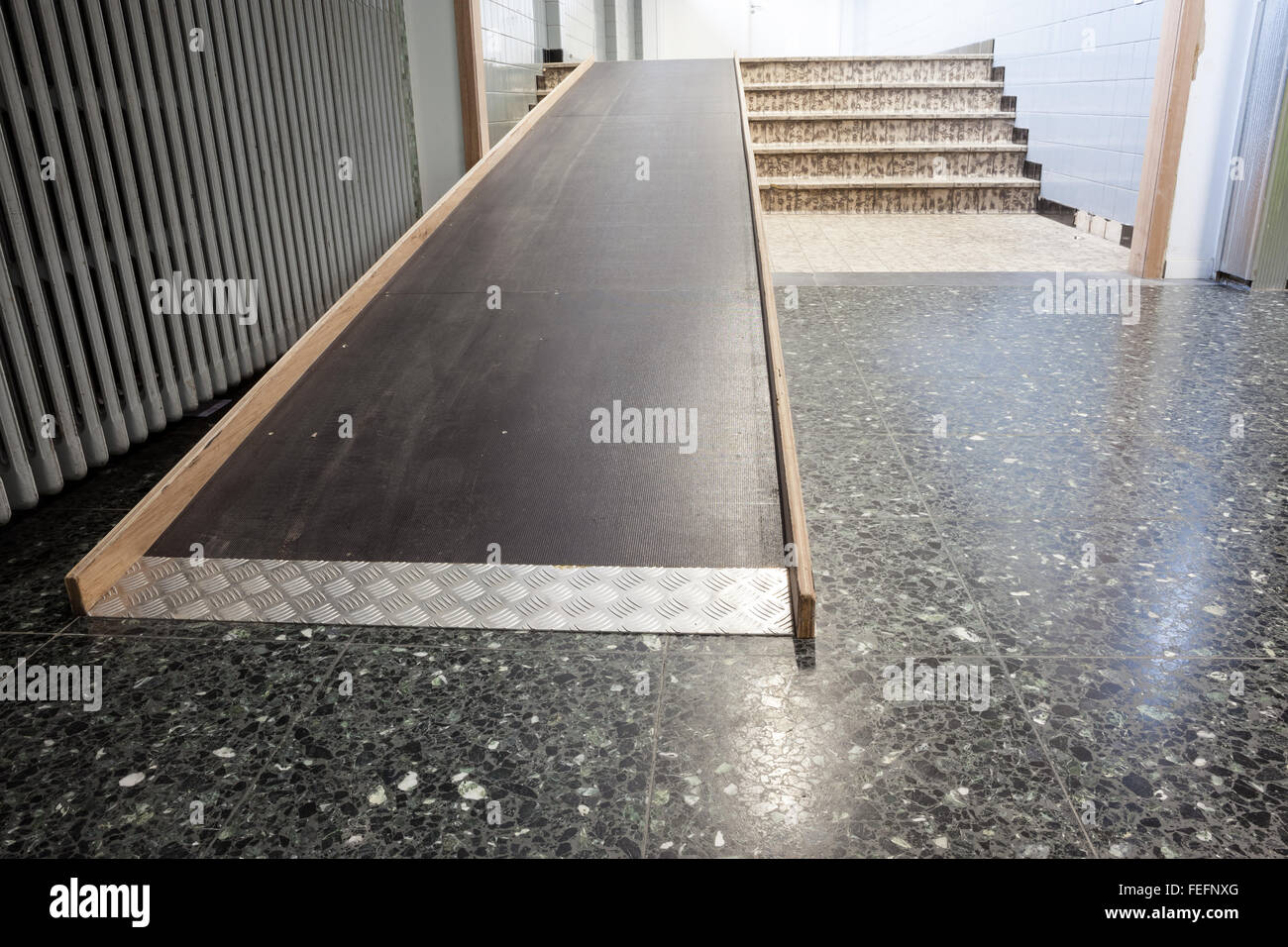 À côté des escaliers, il y a un pont en bois pour les utilisateurs de fauteuil roulant Banque D'Images