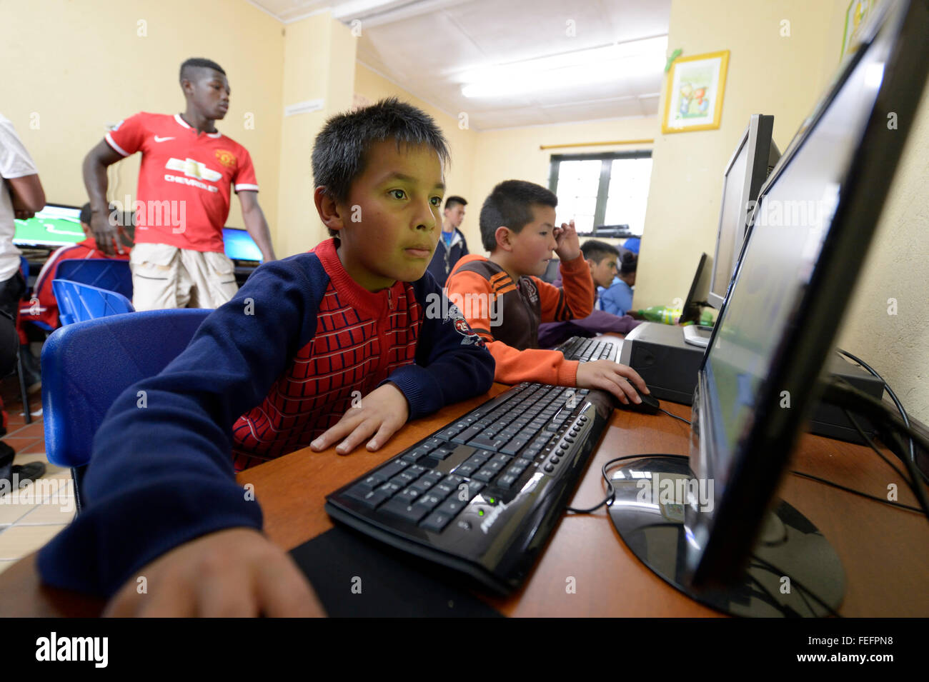 Garçon à un ordinateur, d'un cours de sciences sociales, projet, Bogota, Colombie Banque D'Images