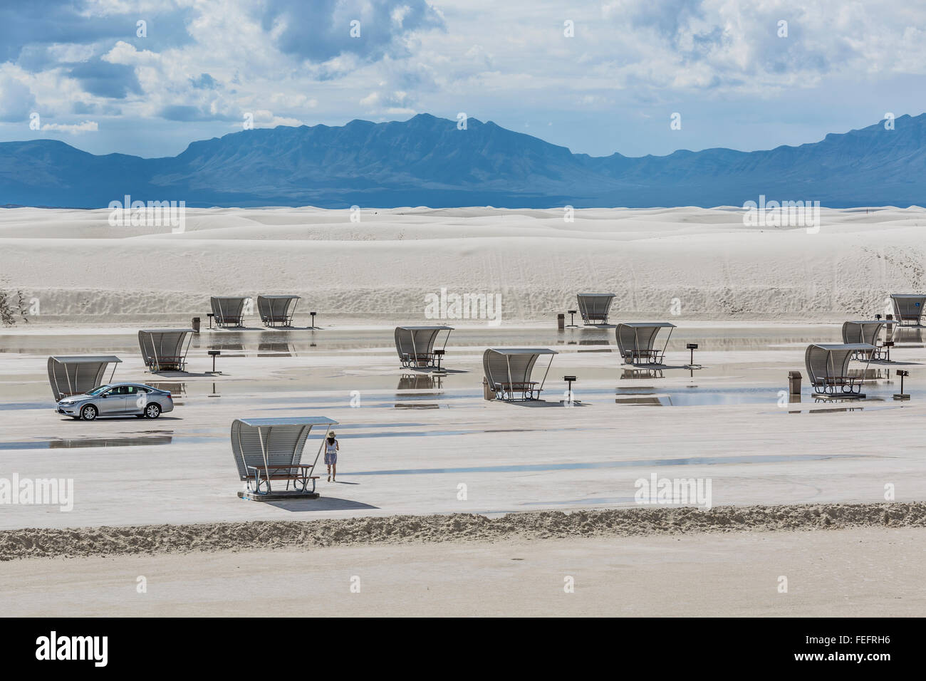 Ère de l'espace les abris de pique-nique à White Sands National Monument dans le bassin de Tularosa, New Mexico, USA Banque D'Images