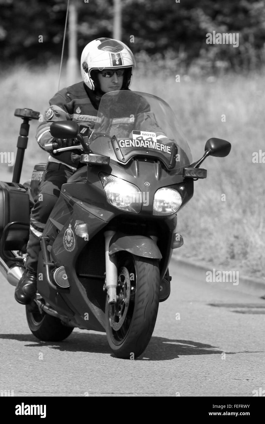 La police française Gendarmerie moto pendant l'Tur de France sur une route de campagne anglaise dans le Cambridgeshire. Juillet 2014 Banque D'Images