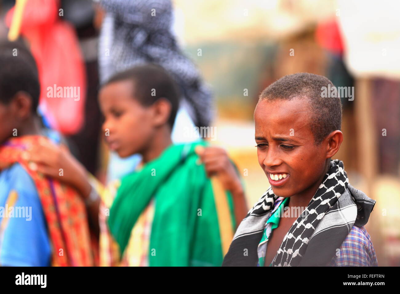 SENBETE, Ethiopie-24 mars : l'Amharique jeunes bergers garder leur bétail-dromadaire chameaux et attendre pour les vendre sur le marché. Banque D'Images