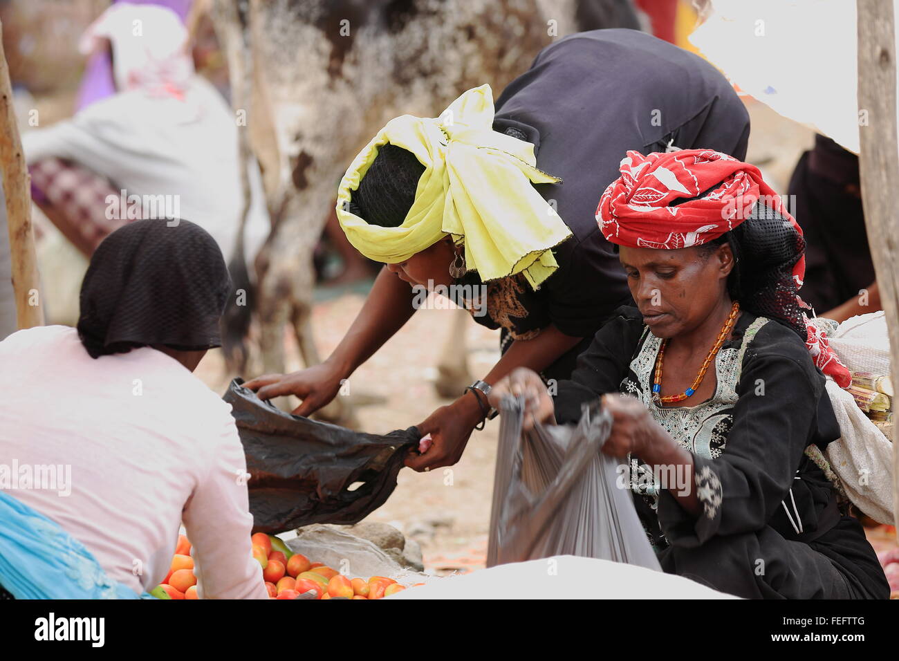 SENBETE, Ethiopie-24 mars : des femmes de faire des affaires dans le marché du dimanche où l'Amhara afar-oromo-peuples rencontrez le 24 mars. Banque D'Images