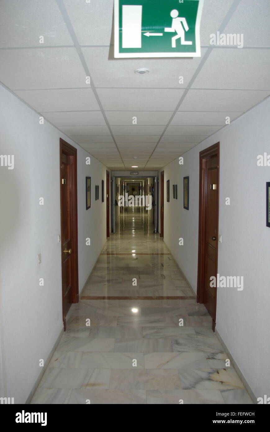 Hôtel couloir avec enseigne de sortie d'urgence Banque D'Images