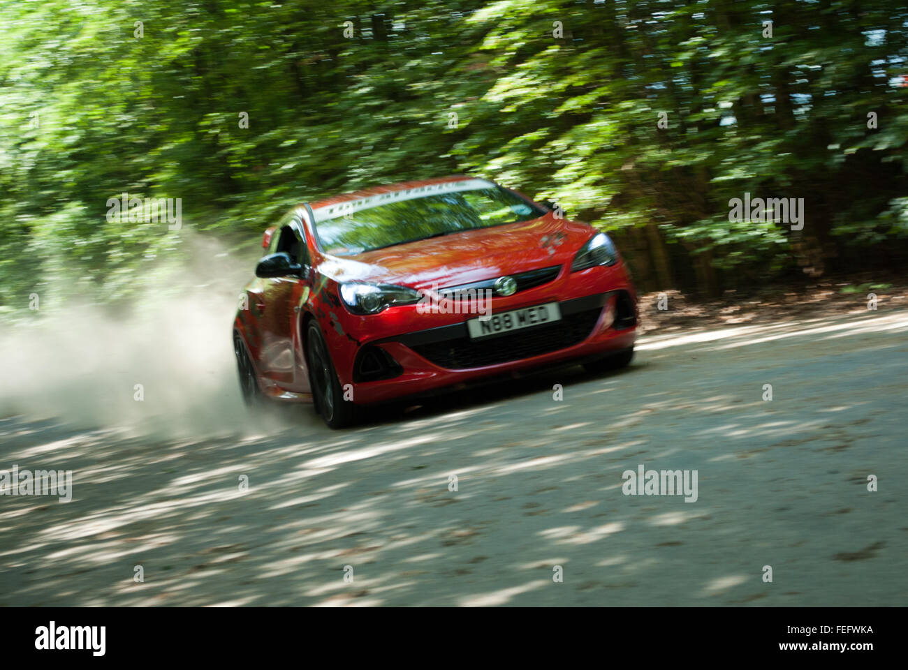 Vauxhall Astra VXR J dur en route poussiéreuse Banque D'Images