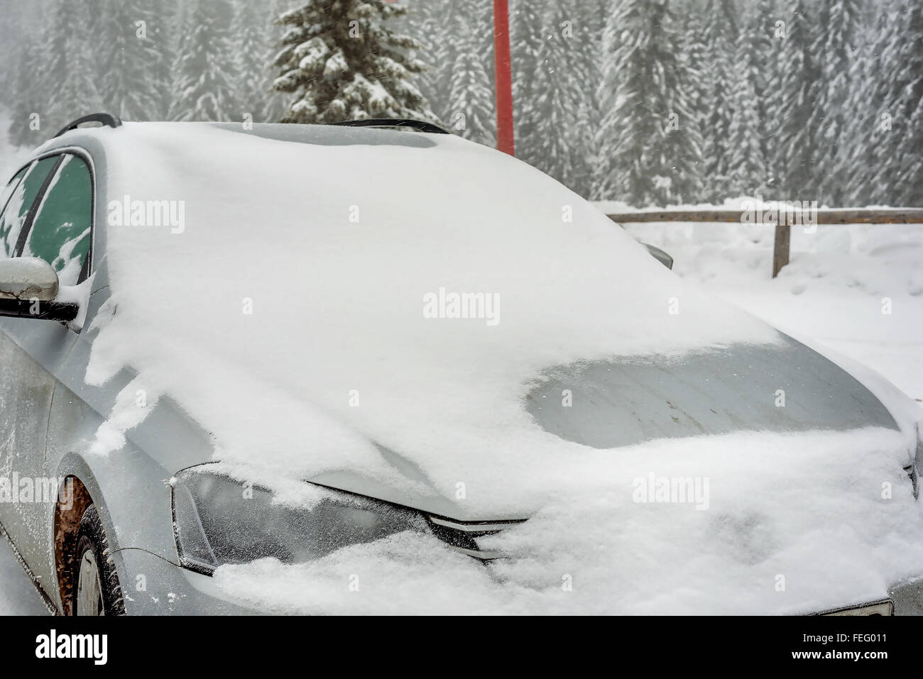 Voiture couverte de neige en hiver Banque D'Images