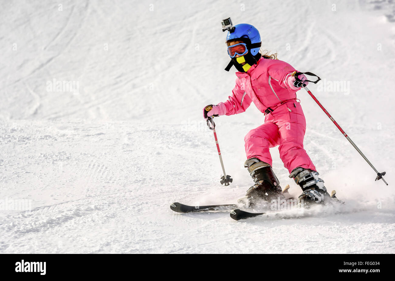 Petite fille ski de descente rapide Banque D'Images