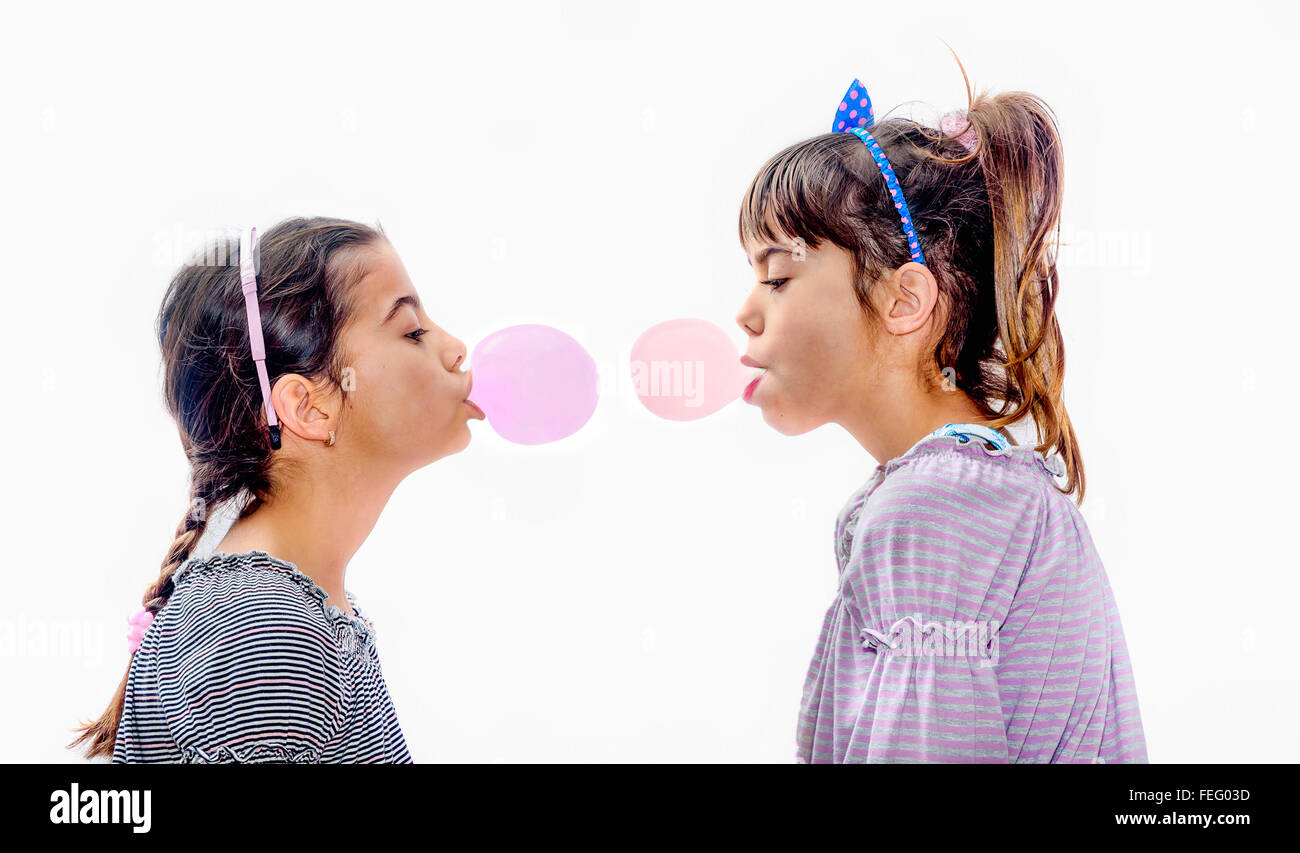 Portraits de magnifiques petites filles blowing bubbles Banque D'Images