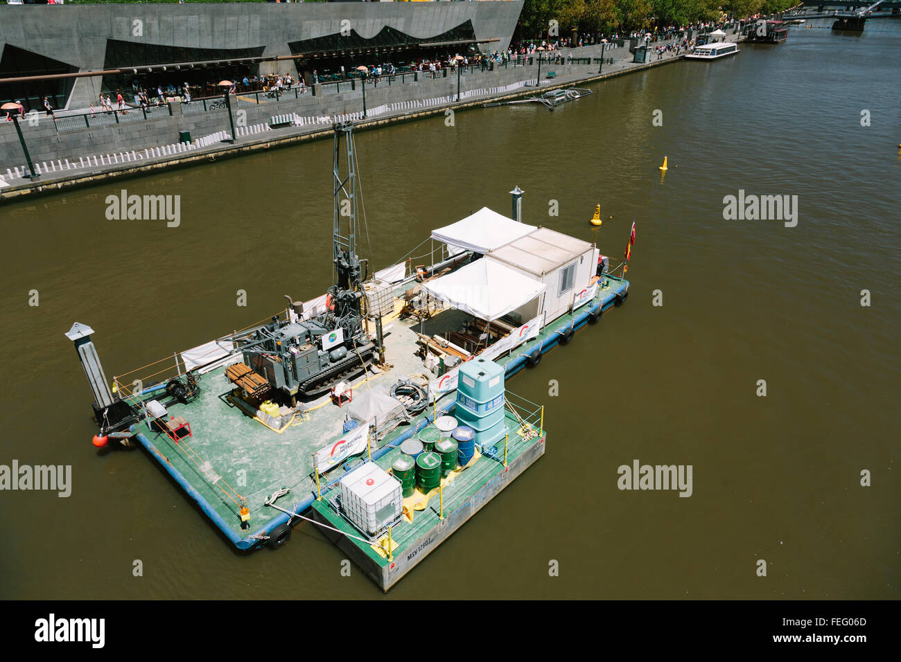Un dragage barch approfondit la rivière Yarra de Melbourne. Cette photo a été prise à l'extérieur du Centre des Arts où de grands dominos sont Banque D'Images