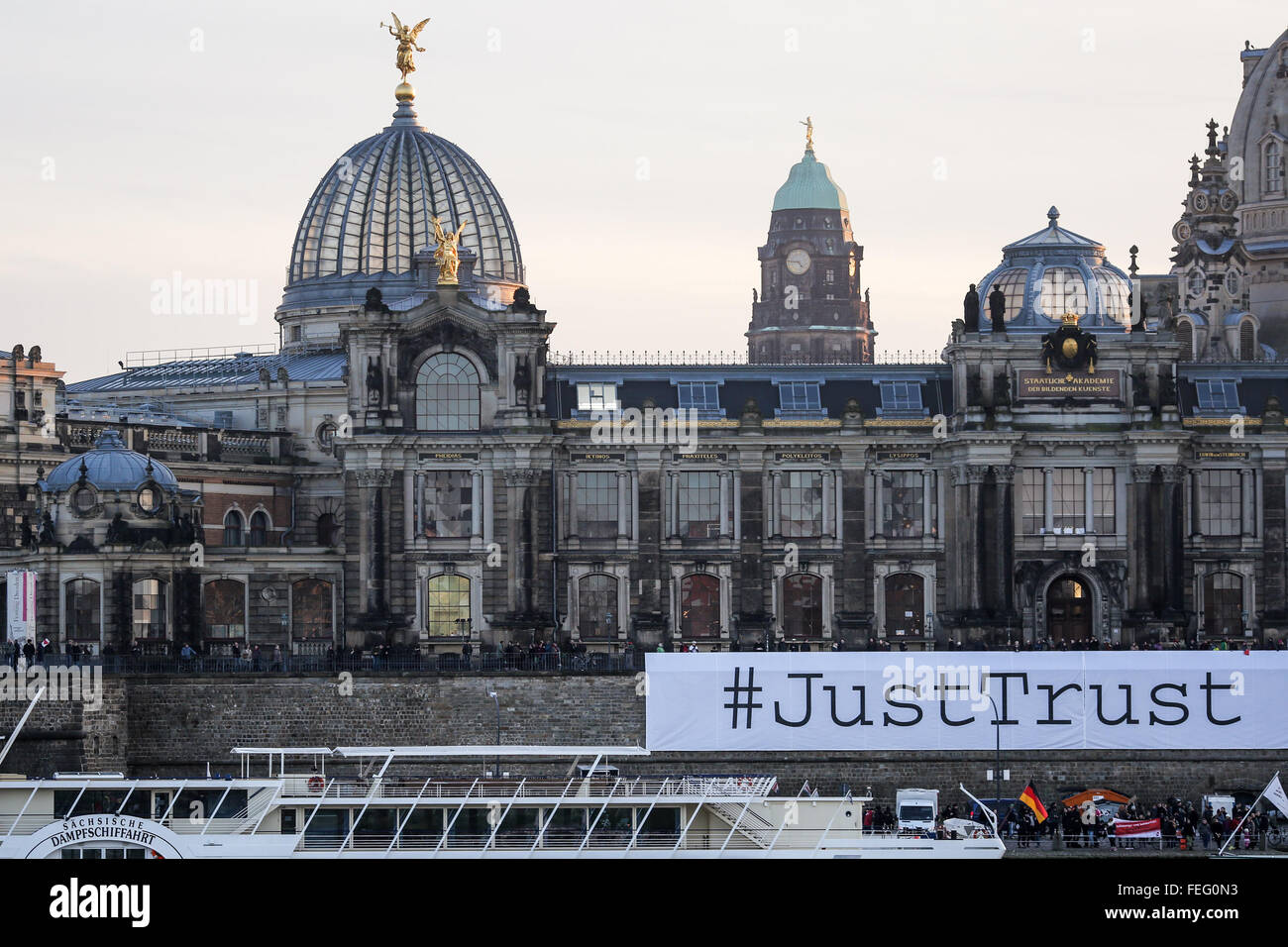 (160207) -- Dresde, 7 février 2016 (Xinhua) -- contre-manifestants contre un rassemblement du mouvement anti-Islam PEGIDA afficher une bannière disant 'trust' juste pendant un rassemblement à Dresde, Allemagne, le 6 février 2016. Des milliers de partisans du mouvement anti-Islam le PEGIDA ont manifesté contre l'admission des réfugiés le samedi après-midi, à l'est de la ville allemande de Dresde. Entre-temps, des milliers de contre-manifestants se sont rassemblés samedi matin à Dresde, portant des pancartes avec des slogans tel que "Pas de place pour des Nazis". De nombreux policiers étaient sur place pour empêcher des affrontements entre l'PEGIDA et leur compter Banque D'Images