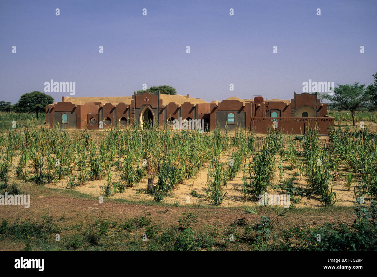Le Niger, Afrique de l'Ouest. Clinique de santé près de Tesera ; champ de mil en premier plan. Banque D'Images