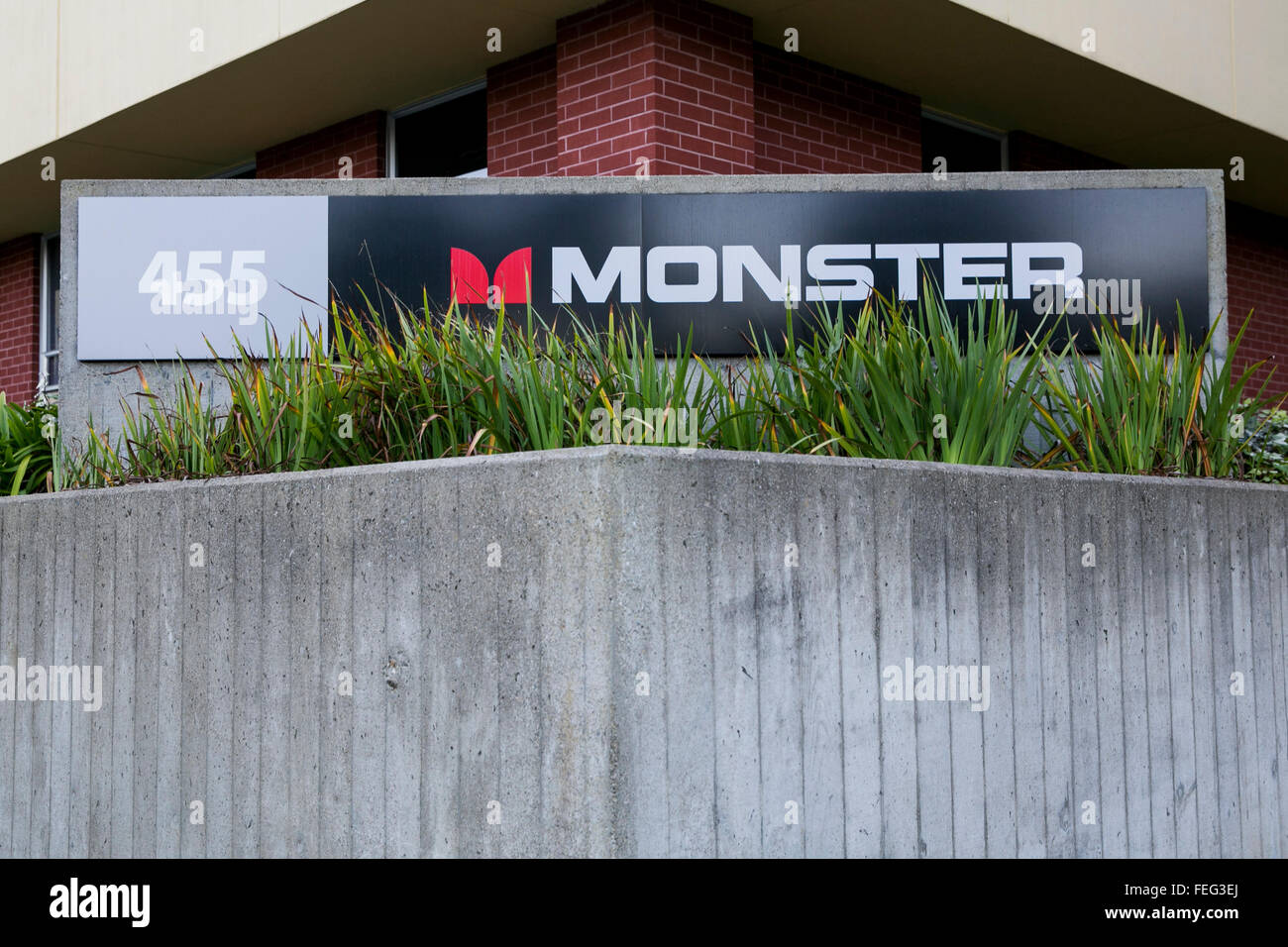 Un logo affiche à l'extérieur du siège de Monster Inc., à Brisbane, Californie le 24 janvier 2016. Banque D'Images