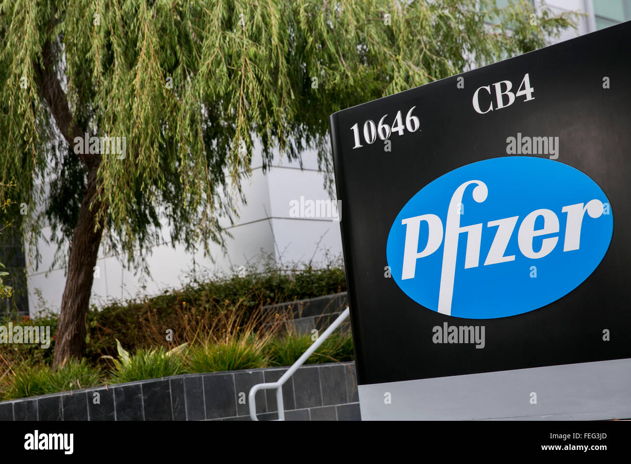 Un logo affiche à l'extérieur d'un établissement occupé par Pfizer Inc., à San Diego, Californie le 30 janvier 2016. Banque D'Images