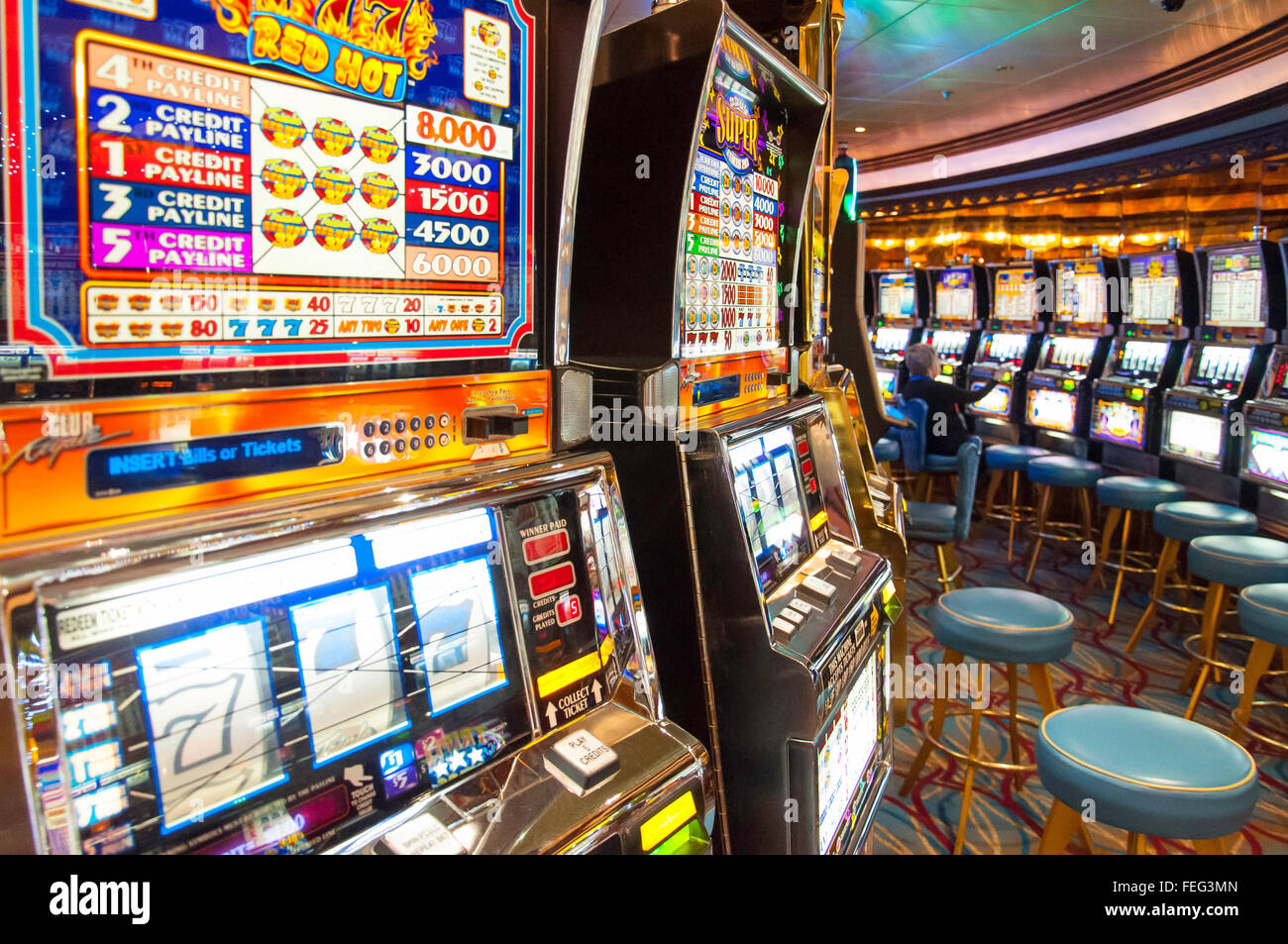 Les machines à sous dans le casino à bord de Royal Caribbean 'Brilliance of the Seas", navire de croisière Méditerranée, Europe Banque D'Images