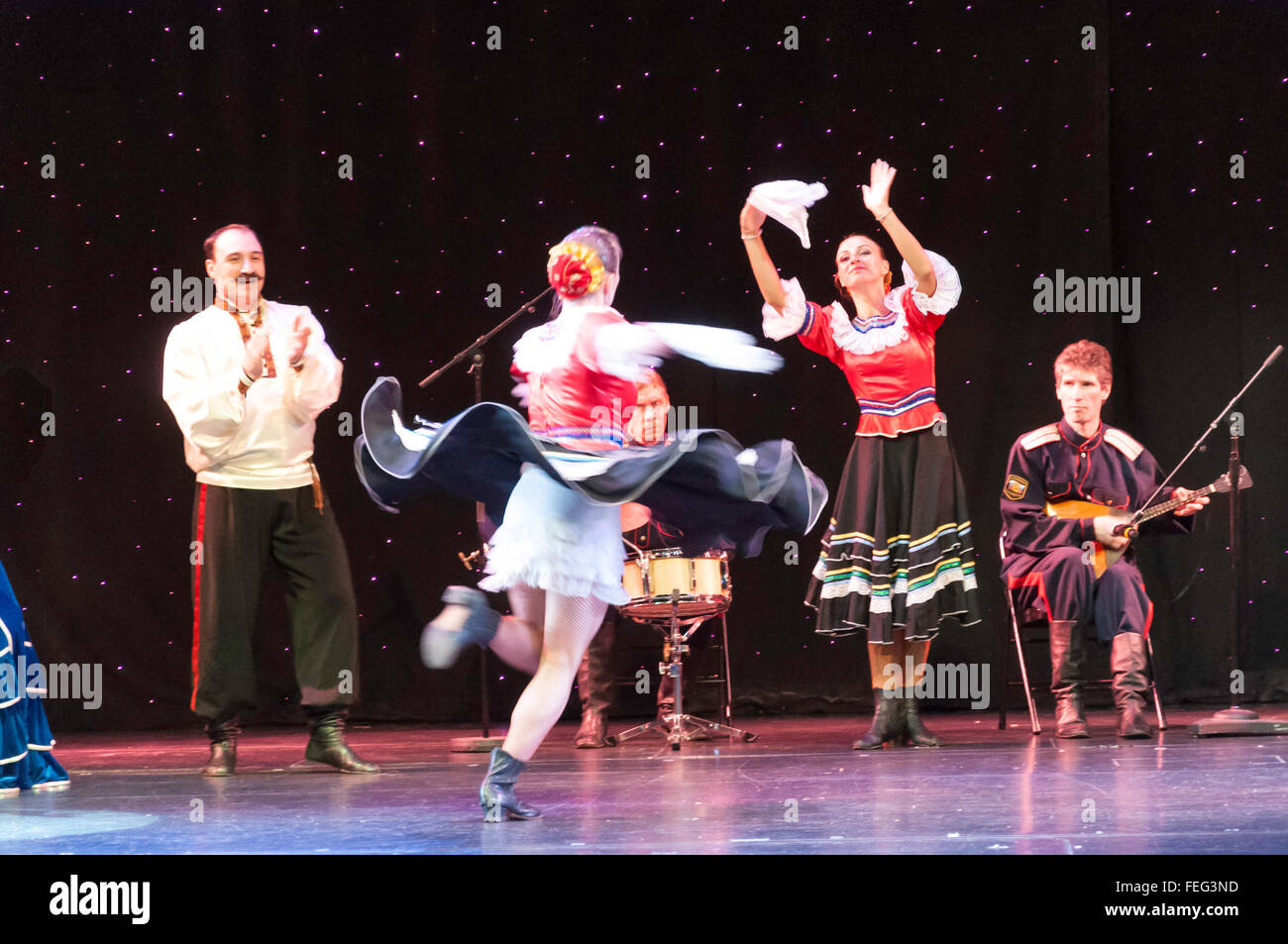 Les danseurs folkloriques russes dans l'exécution de la Pacifica Theatre, Royal Caribbean's Brilliance of the Seas bateau de croisière, Mer du Nord, de l'Europe Banque D'Images
