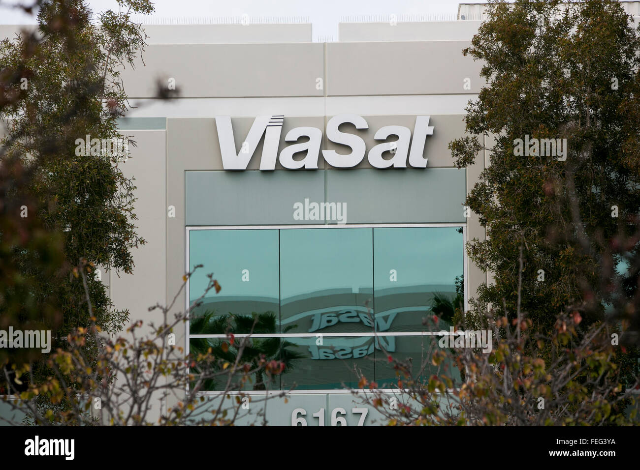 Un logo affiche à l'extérieur du siège de ViaSat Inc., à Carlsbad, Californie le 30 janvier 2016. Banque D'Images