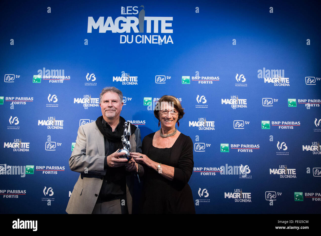 Bruxelles, Belgique. 08Th Feb 2016. Thierry Michel et Colette Braeckman, lauréats du Meilleur Film, lors de la 6e édition du Prix de l'Magritte francophone belge de l'industrie du film. © Aurore Belot/Pacific Press/Alamy Live News Banque D'Images
