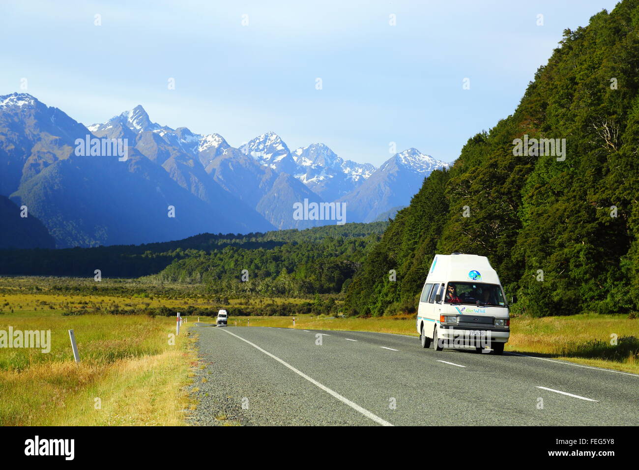 Les voyageurs qui Te Anau - Milford l'autoroute en direction des Alpes du Sud près de Te Anau, Fiordland, Nouvelle-Zélande. Banque D'Images