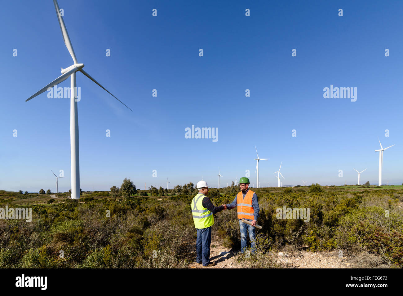 Les ingénieurs de projets de contrôle de l'éolienne et de la production. Banque D'Images