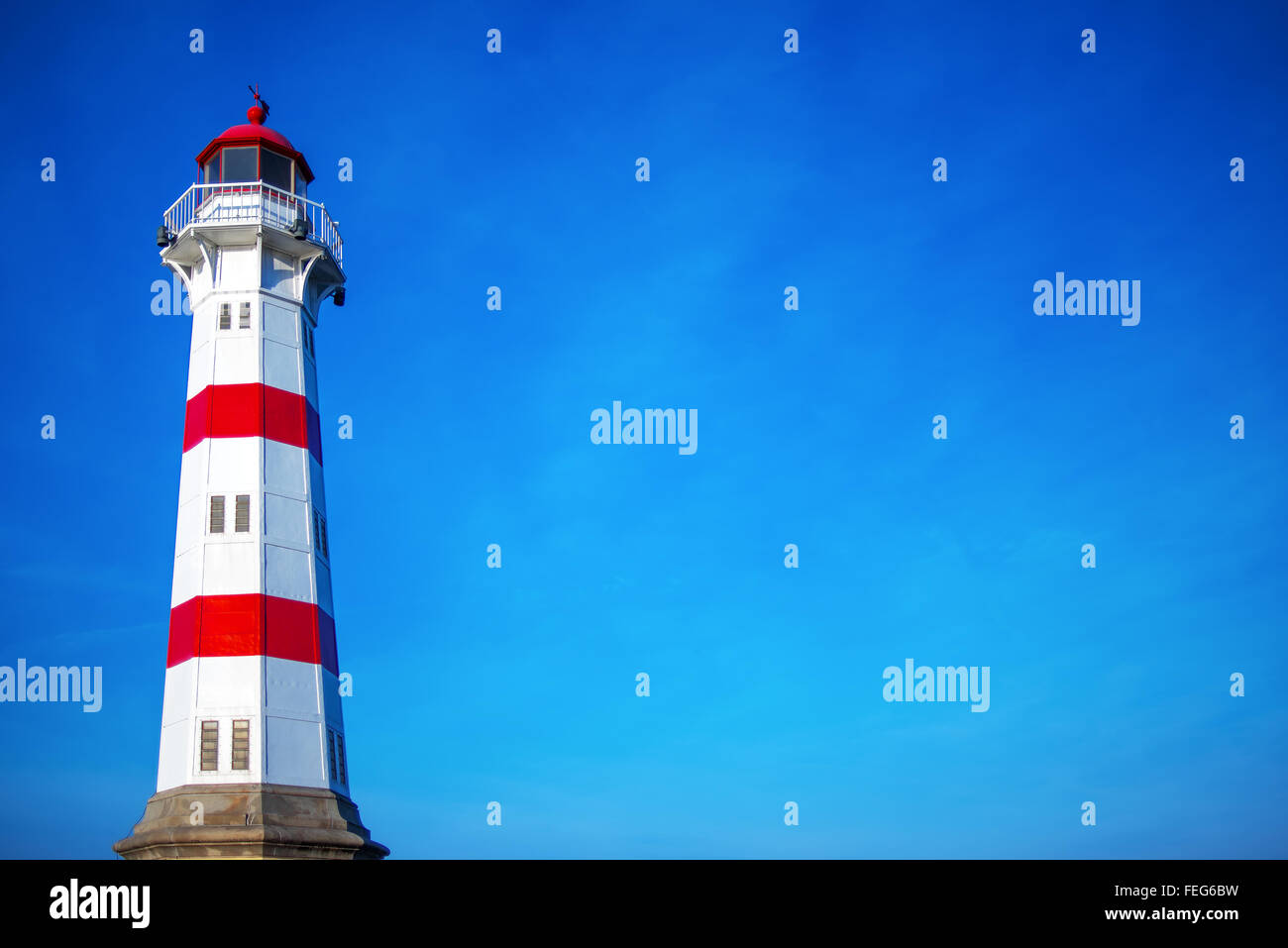 Phare sur une journée ensoleillée avec ciel bleu que l'exemplaire de l'espace dans l'arrière-plan Banque D'Images