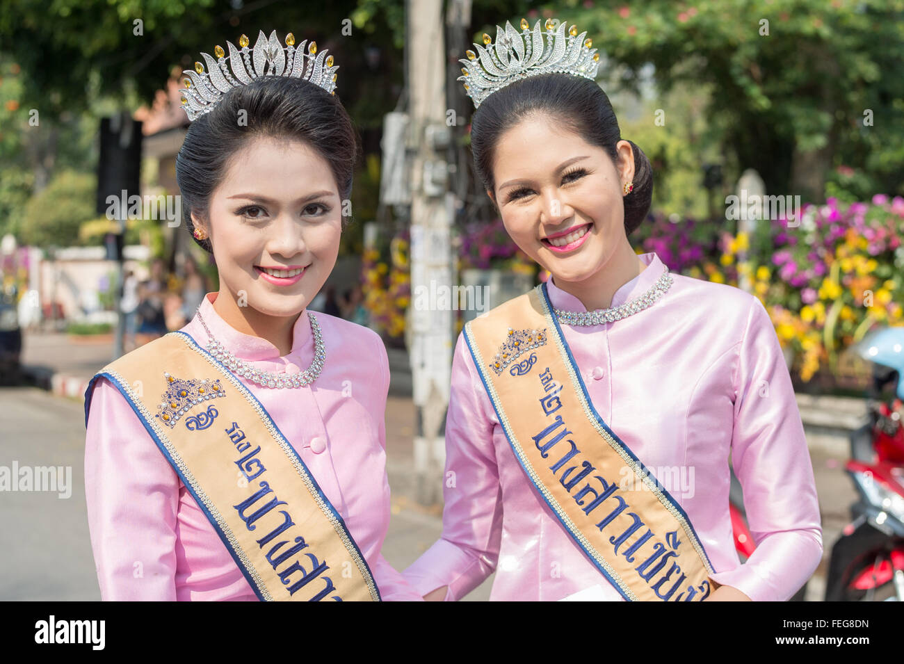 Festival des fleurs de Chiang Mai avec défilé de chars décorés de fleurs et de personnes marchant lentement à travers les rues de Chiang Mai. Banque D'Images