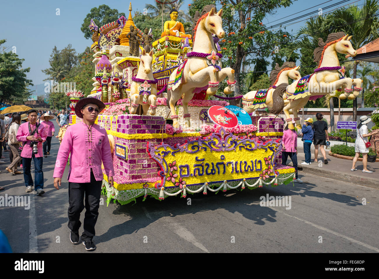 Festival des fleurs de Chiang Mai avec défilé de chars décorés de fleurs et de personnes marchant lentement à travers les rues de Chiang Mai. Banque D'Images