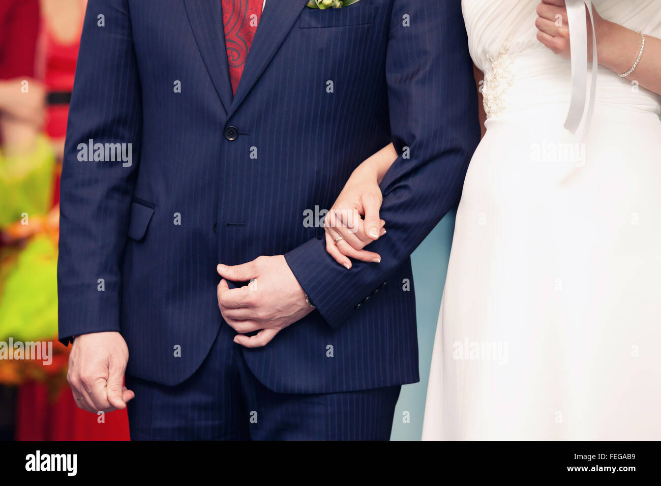 Le marié tient la bride d'une main à un mariage Banque D'Images Le marié tient la bride d'une main à un mariage Banque D'Images