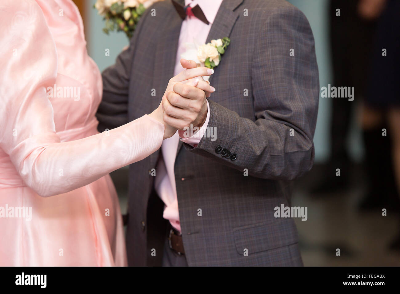 Le marié tient la bride d'une main à un mariage Banque D'Images Le marié tient la bride d'une main à un mariage Banque D'Images