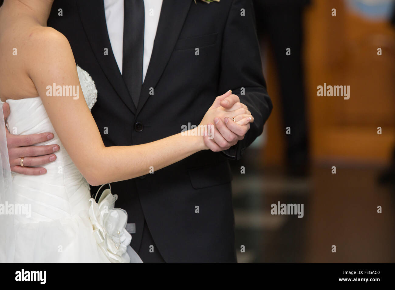 Le marié tient la bride d'une main à un mariage Banque D'Images Le marié tient la bride d'une main à un mariage Banque D'Images