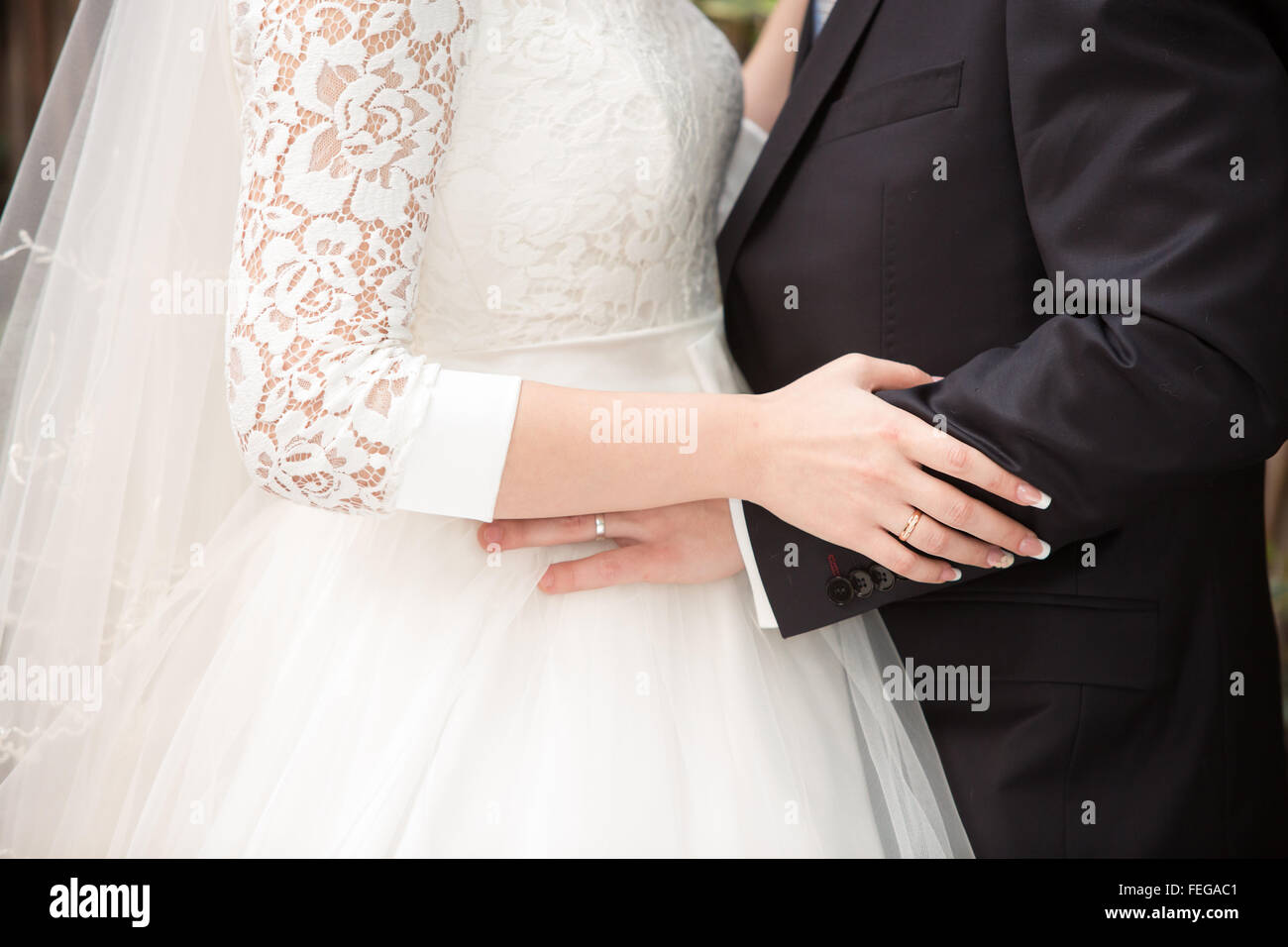 Le marié tient la bride d'une main à un mariage Banque D'Images Le marié tient la bride d'une main à un mariage Banque D'Images