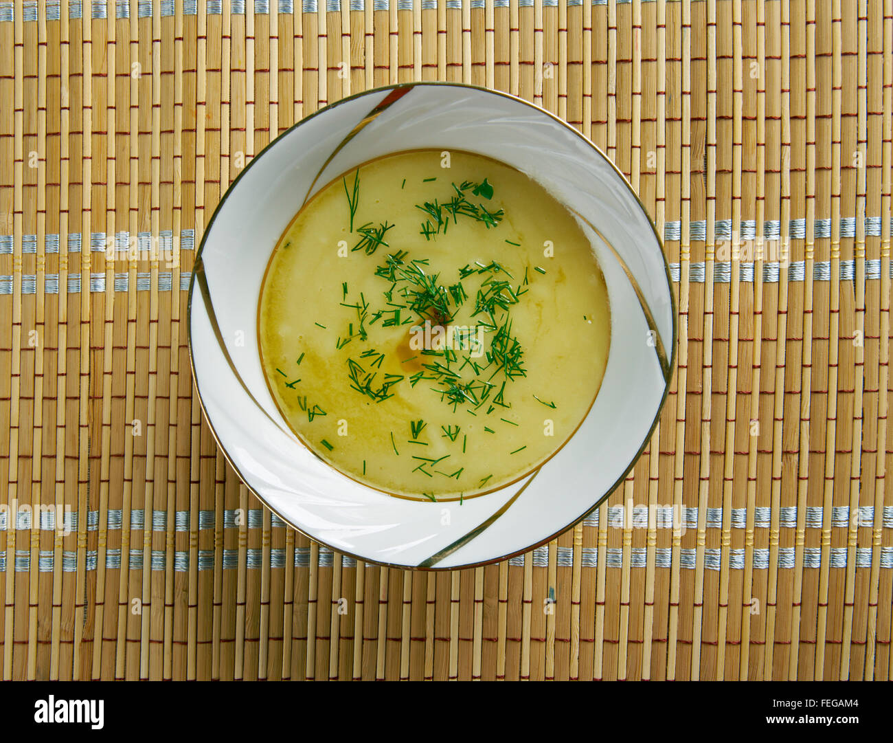 Skordalia - dans la cuisine grecque, fait en combinant l'ail écrasé avec purée de pommes de terre, noix, amandes, Banque D'Images