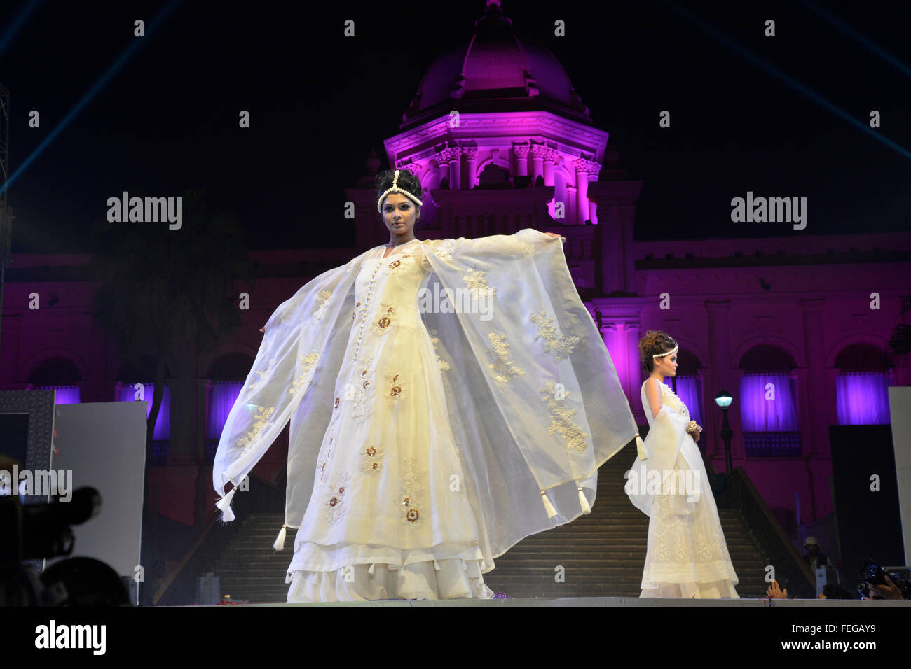 Dhaka, Bangladesh. 07Th Feb 2016. Modèles de rampe du Bangladesh sur le tissu de mousseline au fashion show Ahsan Manzil à Dhaka, au Bangladesh. Le 06 février, 2016 Tissu de mousseline fashion show tenu à Ahsan Manzil à Dhaka organisé par en collaboration avec Aarong Drik et Musée national du Bangladesh à la suite du Festival de mousseline au Bangladesh. Mamunur Rashid/crédit : Alamy Live News Banque D'Images