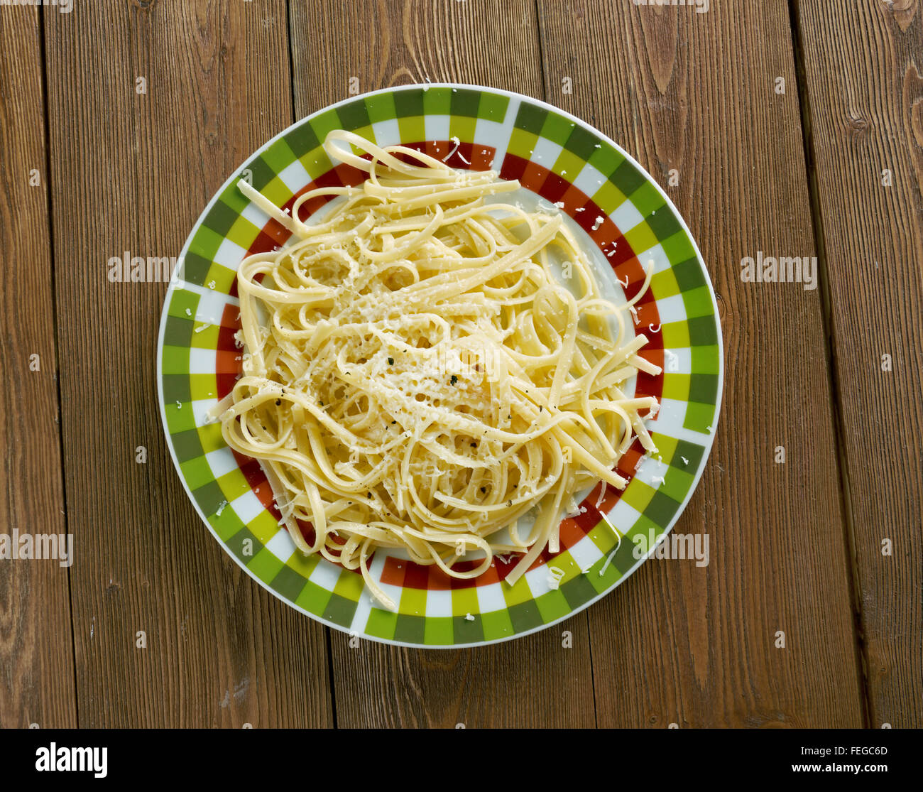 Belrom e pepe. Plat de pâtes romain.le fromage et le poivre dans plusieurs langues Italien.n'incluent que le poivre noir, le Pecorino Romano Banque D'Images