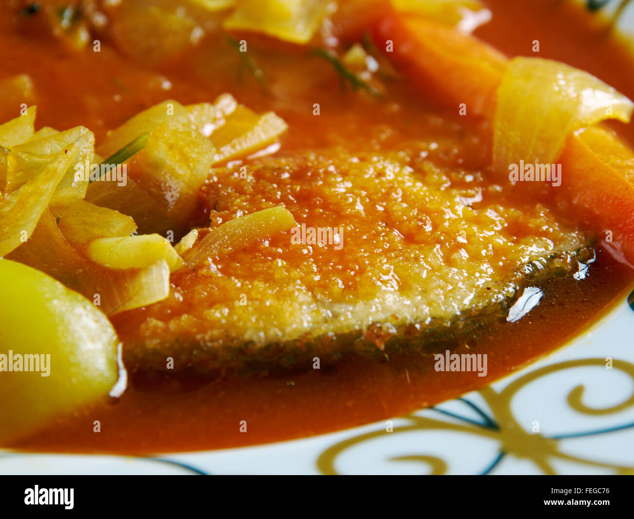 Maachha Bihana - fait quelques poissons frits et pâte d'épices pour curry épicé. La cuisine indienne Banque D'Images