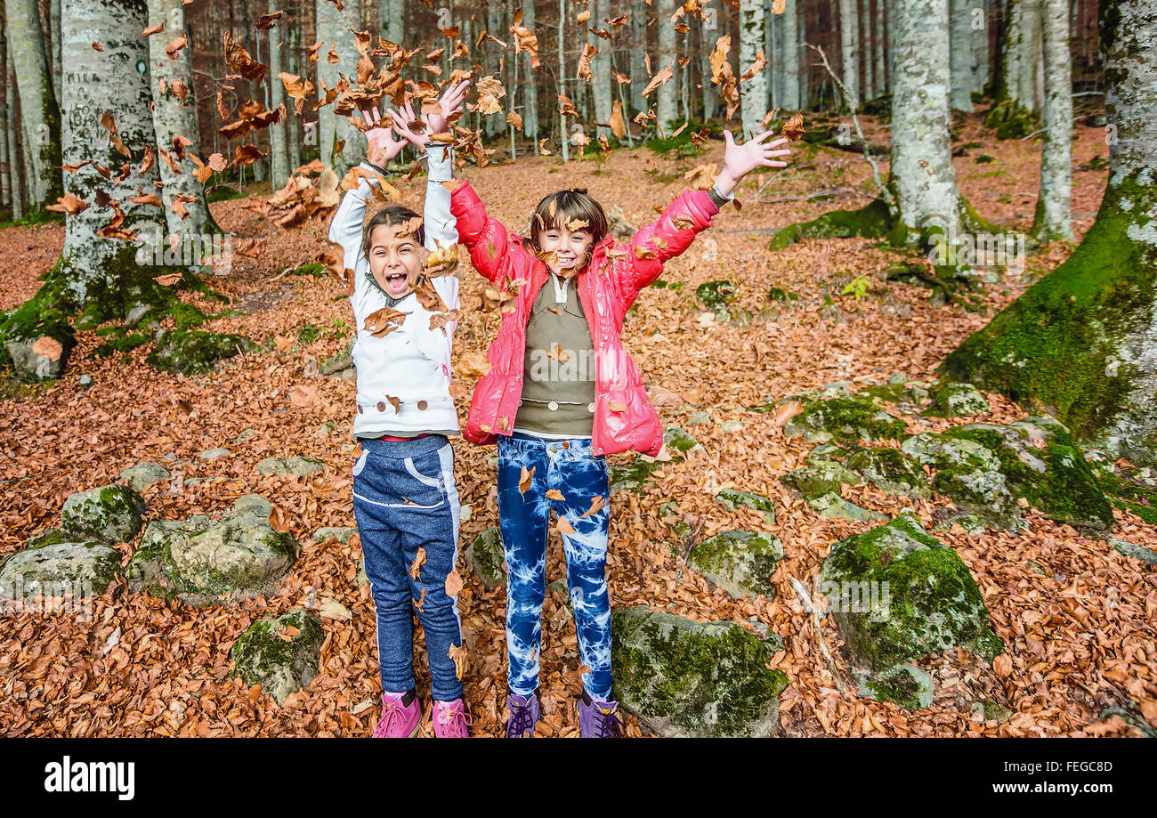 Les petites filles s'amusant avec des esclaves à l'automne dans le parc national de Biogradska Gora, Monténégro Banque D'Images