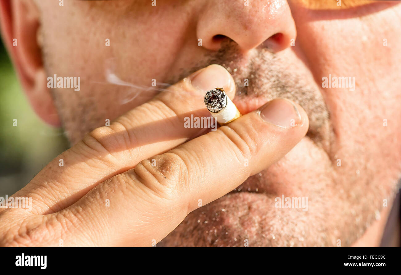 Close up of a man smoking cigarette Banque D'Images