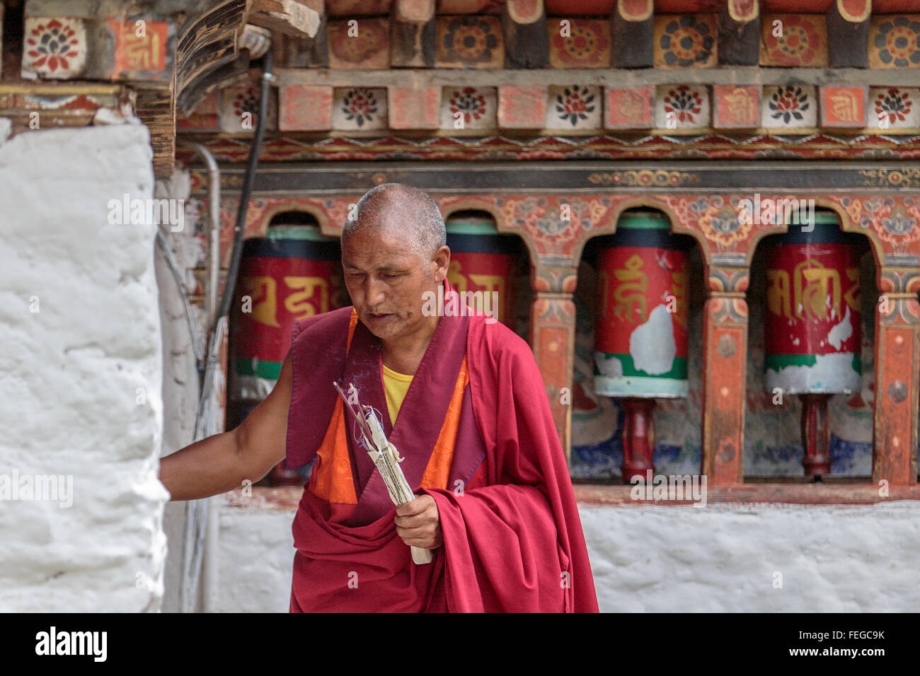 Un vieux moine bouddhiste prie dans un temple à Paro, Bhoutan Banque D'Images