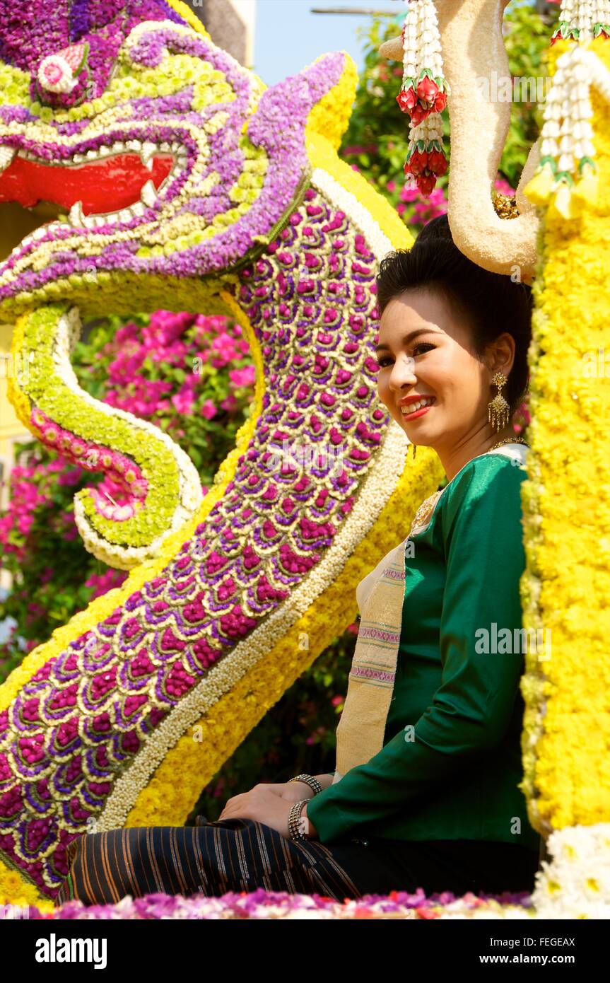 La reine de beauté sur l'investiture annuelle flotter dans le Festival des fleurs de Chiang Mai, 2016. Banque D'Images
