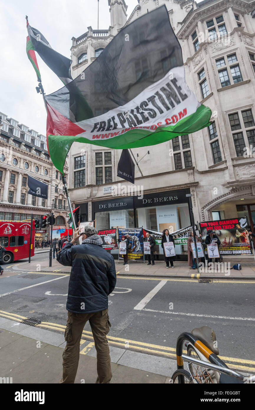 Londres, Royaume-Uni. 6 Février, 2016. Les manifestants de Inminds.com en dehors de négociants en diamants, y compris De Beers et Tiffanys près de St Valentines Day encourage les gens à ne pas acheter de bagues de ces boutiques vendent à l'aide de diamants provenant d'Israël's Steinmetz Diamonds Group. Ils disent Steinmetz prend en charge l'armée israélienne de la Brigade Givati accusés de crimes de guerre à Gaza, y compris le massacre de 29 membres de la famille Samouni en 2009. Peter Marshall/Alamy Live News Banque D'Images