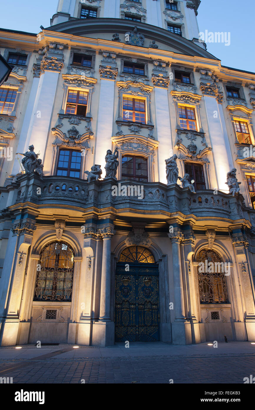 Soirée à l'Université de Wroclaw (UWr) (Polonais : Uniwersytet Wroclawski) en Pologne, façade Baroque du 17ème siècle, monument de la ville. Banque D'Images