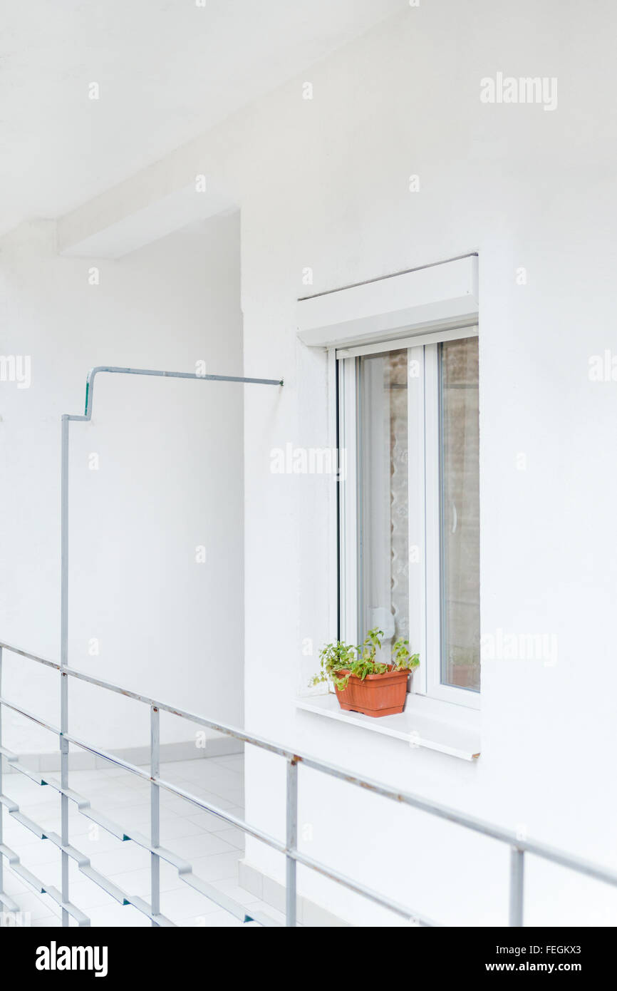 Le passage étroit à l'avant porche. La lumière blanche terrasse au premier étage d'un design moderne. avec une fenêtre en PVC blanc brillant Banque D'Images