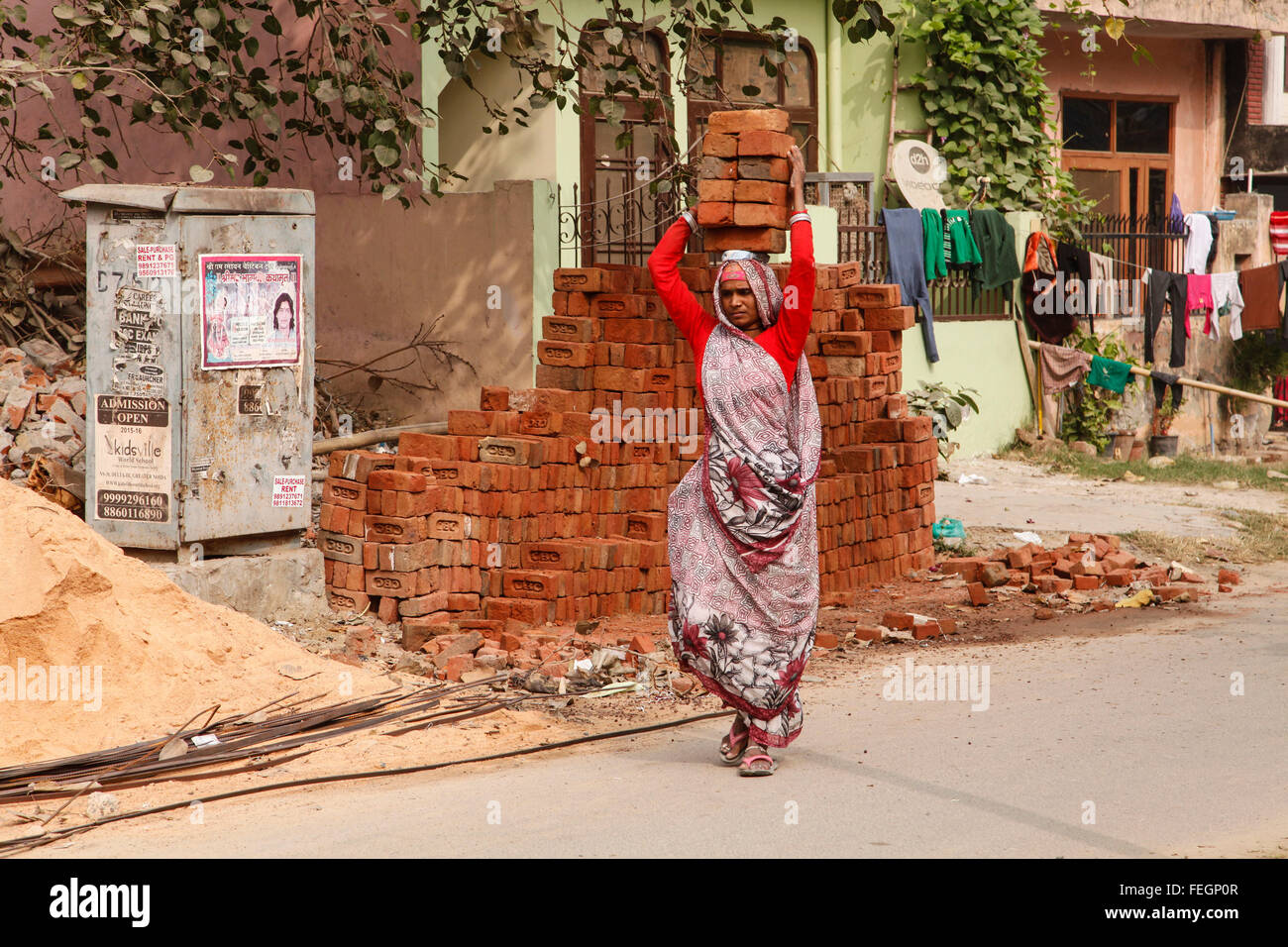 L'Inde les femmes analphabètes travaillant comme ouvriers à l'aide de leurs mains. Banque D'Images