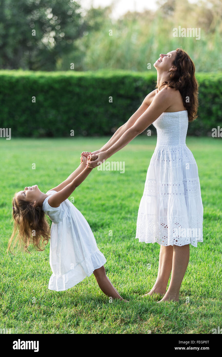 La mère et la fille sont au repos dans la campagne. Banque D'Images