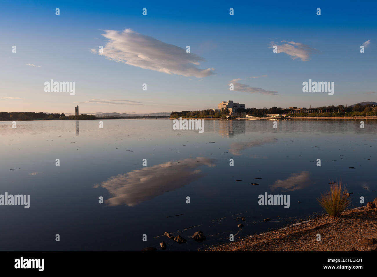 Seul nuage au-dessus de la Haute Cour d'Australie sur les rives du lac Burley Griffin Parkes Australie Canberra ACT Banque D'Images