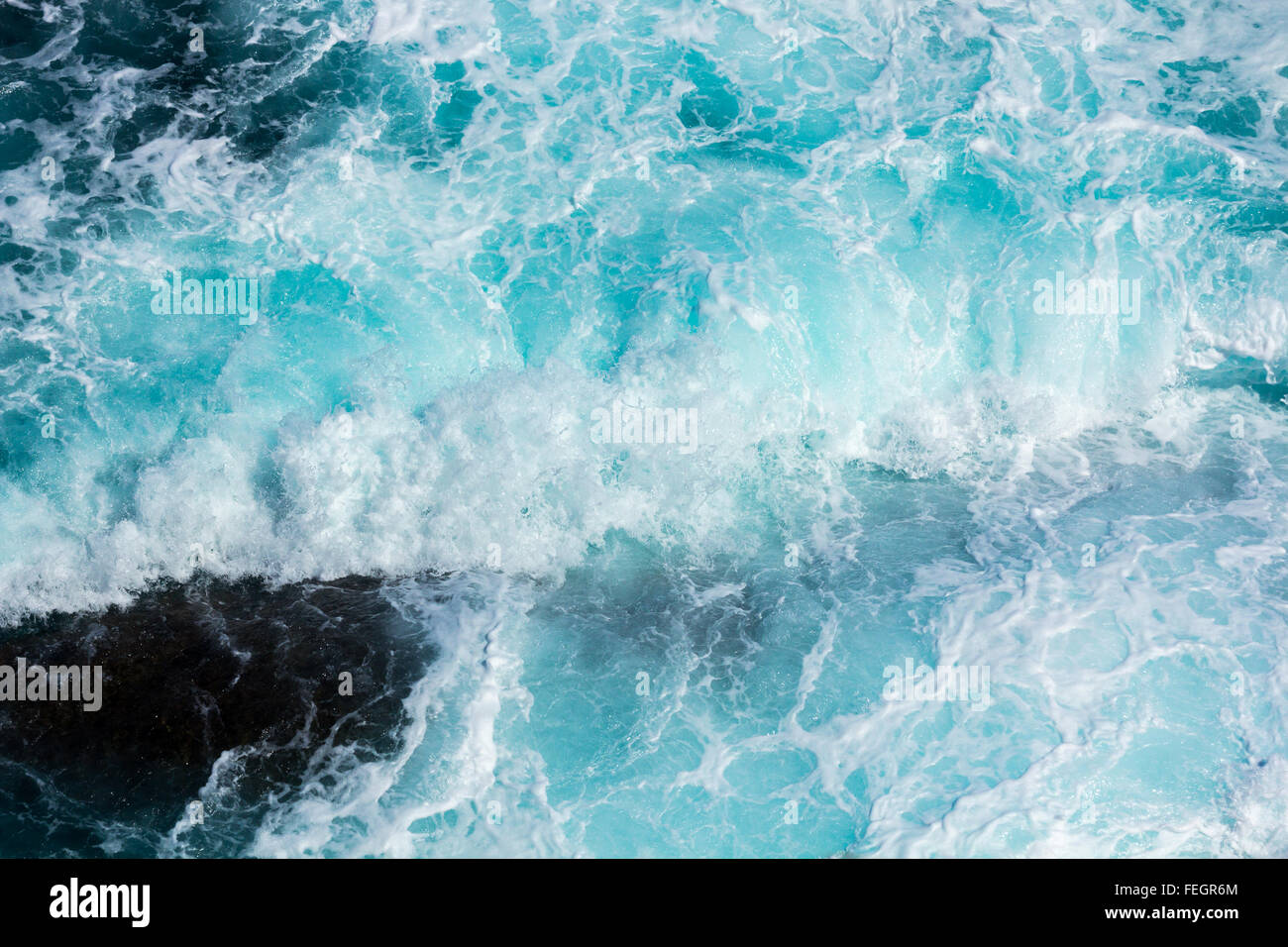 En mer, les vagues se brisant sur les rochers avec mousse blanche Banque D'Images