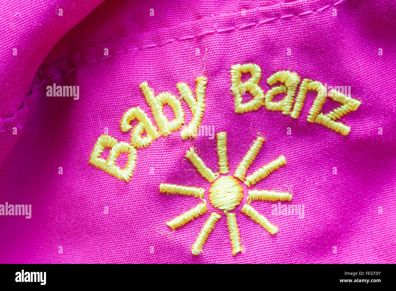 Baby Banz coutures sur purple pink hat Banque D'Images