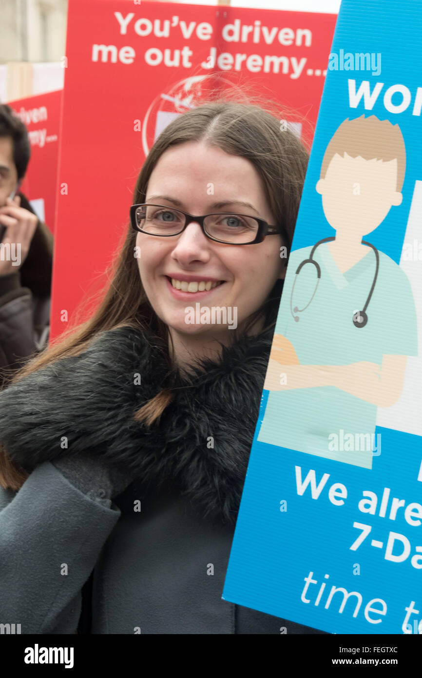 Londres, Royaume-Uni. 1er février 2016. Plusieurs milliers de médecins assister à une manifestation et une marche à Downing Street pendant un sit-down dans les masques chirurgicaux contre l'imposition de nouveaux contrats ils disent va détruire le NHS et le rendre dangereux pour les patients. Certaines plaques bleu fait nommer ceux qui ne peuvent pas assister aux parce qu'ils étaient au travail ou rouge pour ceux qui ont quitté à cause de Jeremy Hunt's politiques. Peter Marshall/Alamy Live News Banque D'Images