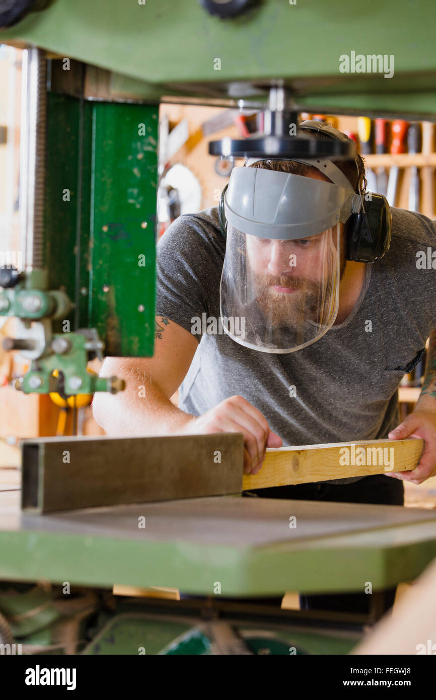 Artisan avec visière masque de sécurité traite, dans l'atelier Banque D'Images