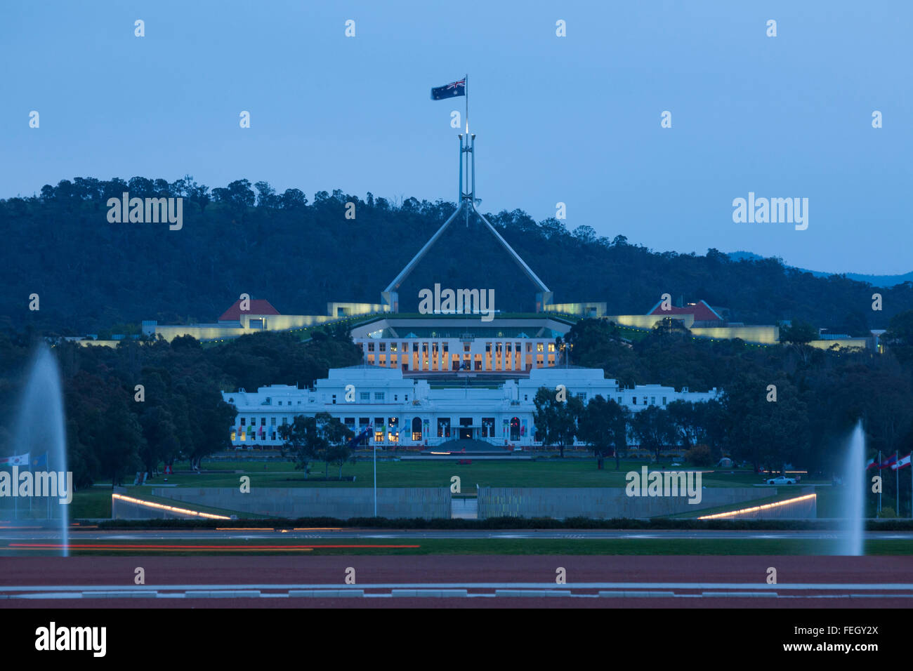 Vue montrant les deux Maisons du Parlement de l'Australie Canberra ACT Anzac Parade Banque D'Images