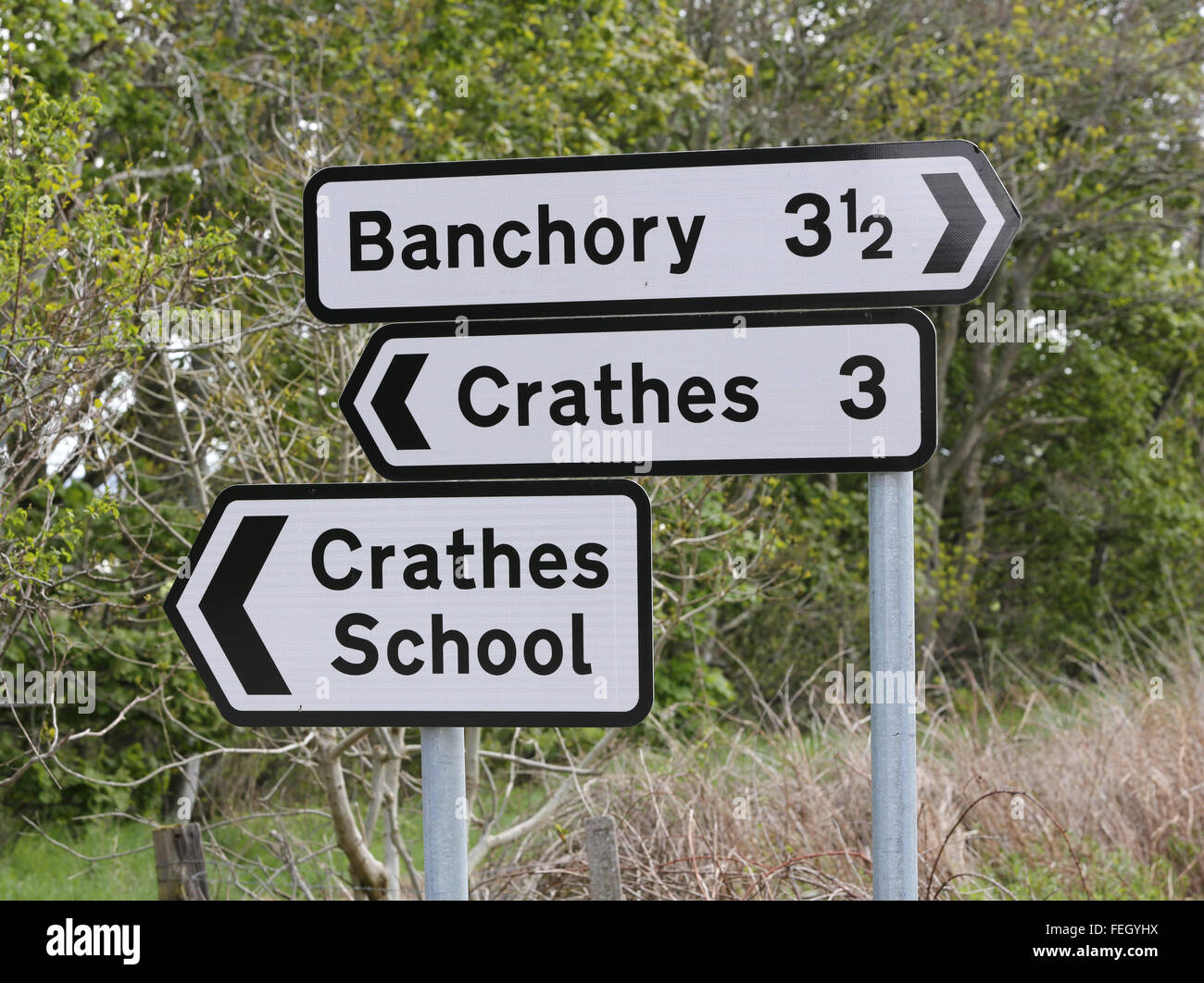 Panneau pour le village de Crathes et Banchory et l'école, dans l'Aberdeenshire Crathes, Écosse, Royaume-Uni, Banque D'Images
