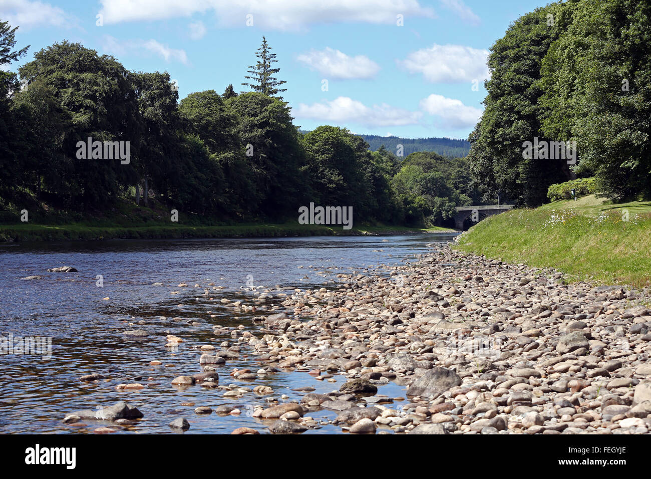 Pierres sur la rive de la rivière Dee, Aberdeenshire, Scotland, UK. Banque D'Images
